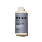 Flacone di Olaplex N°.4CURL Bond Shaper Hydrating Curl Shampoo da 250 ml su sfondo bianco