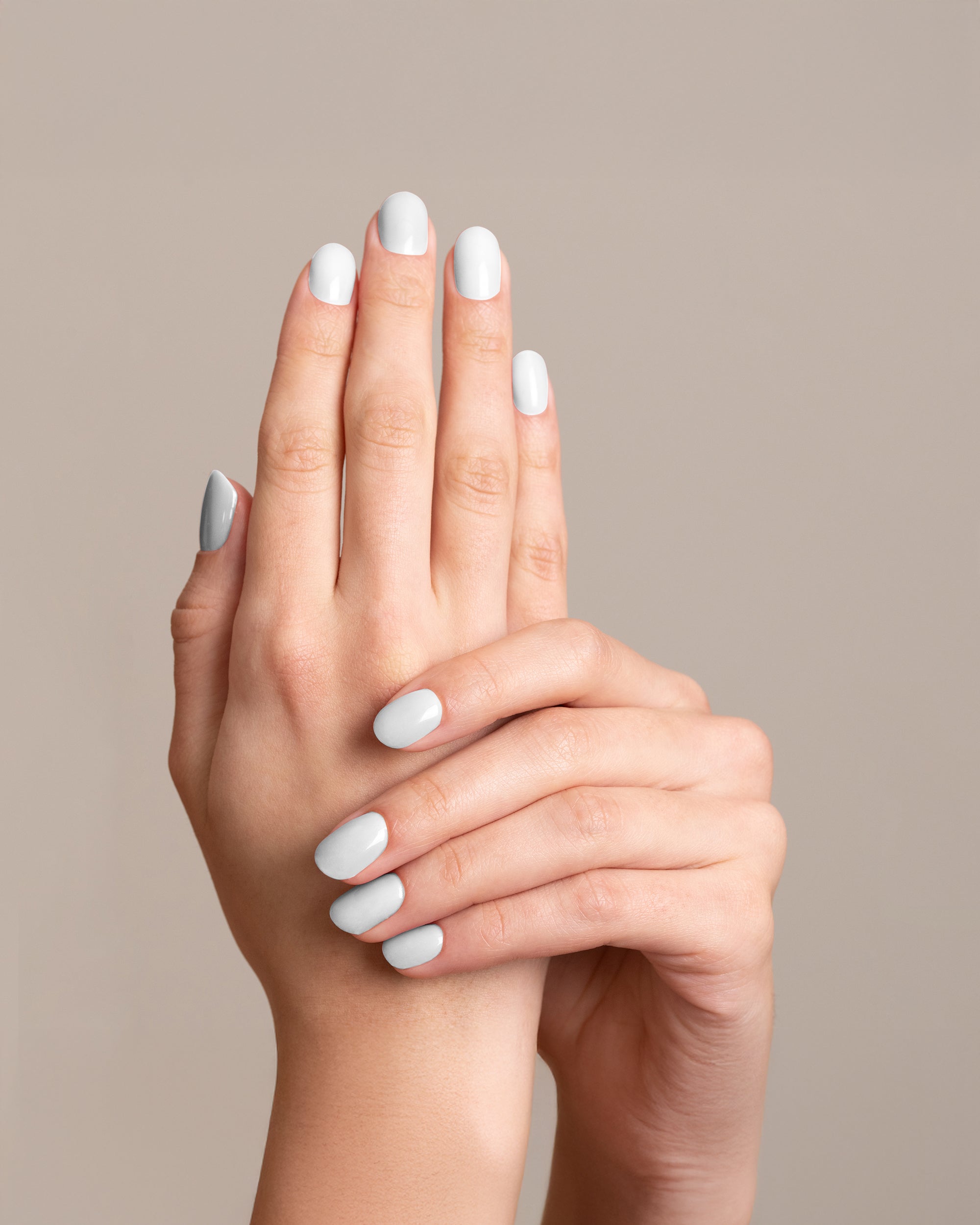 Mesauda Gelegant 101 WHITE smalto semipermanente applicato su unghie mano colore bianco