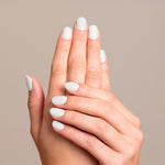 Mesauda Gelegant 102 COCONUT KISS smalto semipermanente applicato su unghie mano colore nude rosato