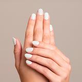 Mesauda Gelegant 102 COCONUT KISS smalto semipermanente applicato su unghie mano colore nude rosato