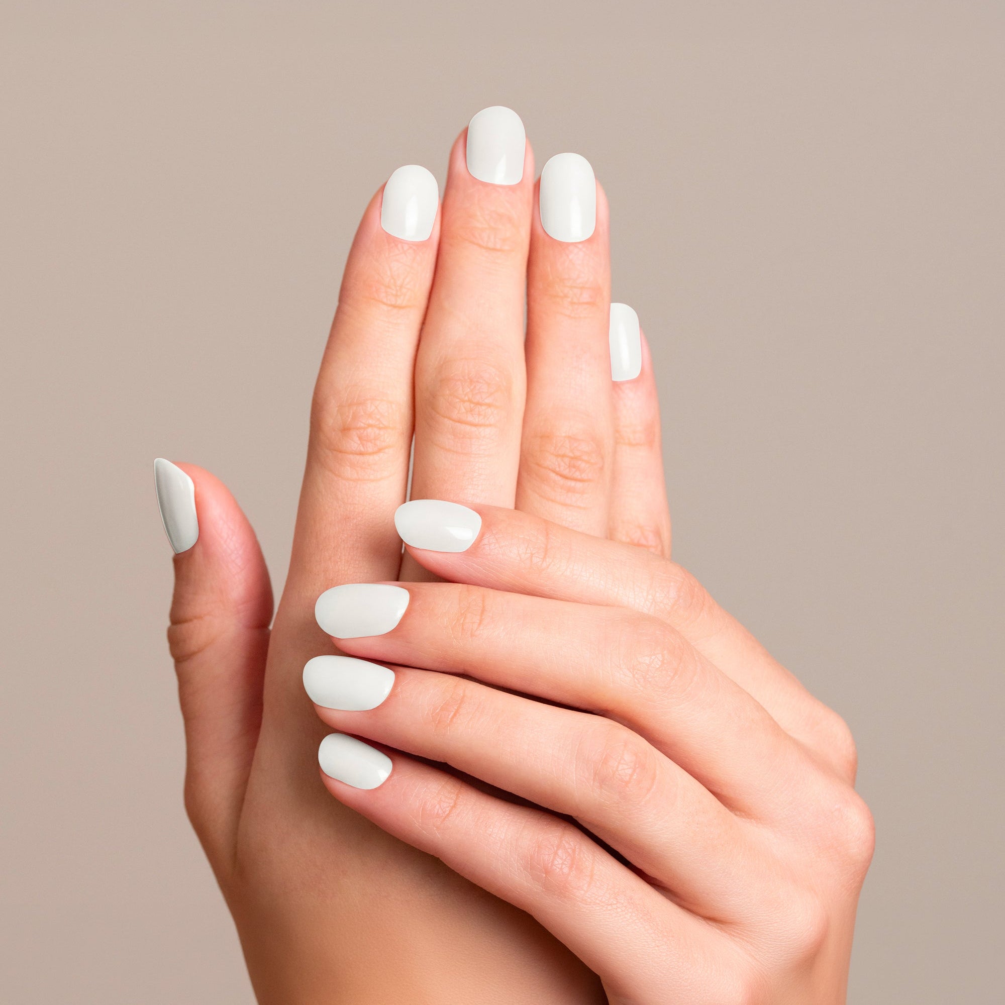 Mesauda Gelegant 102 COCONUT KISS smalto semipermanente applicato su unghie mano colore nude rosato