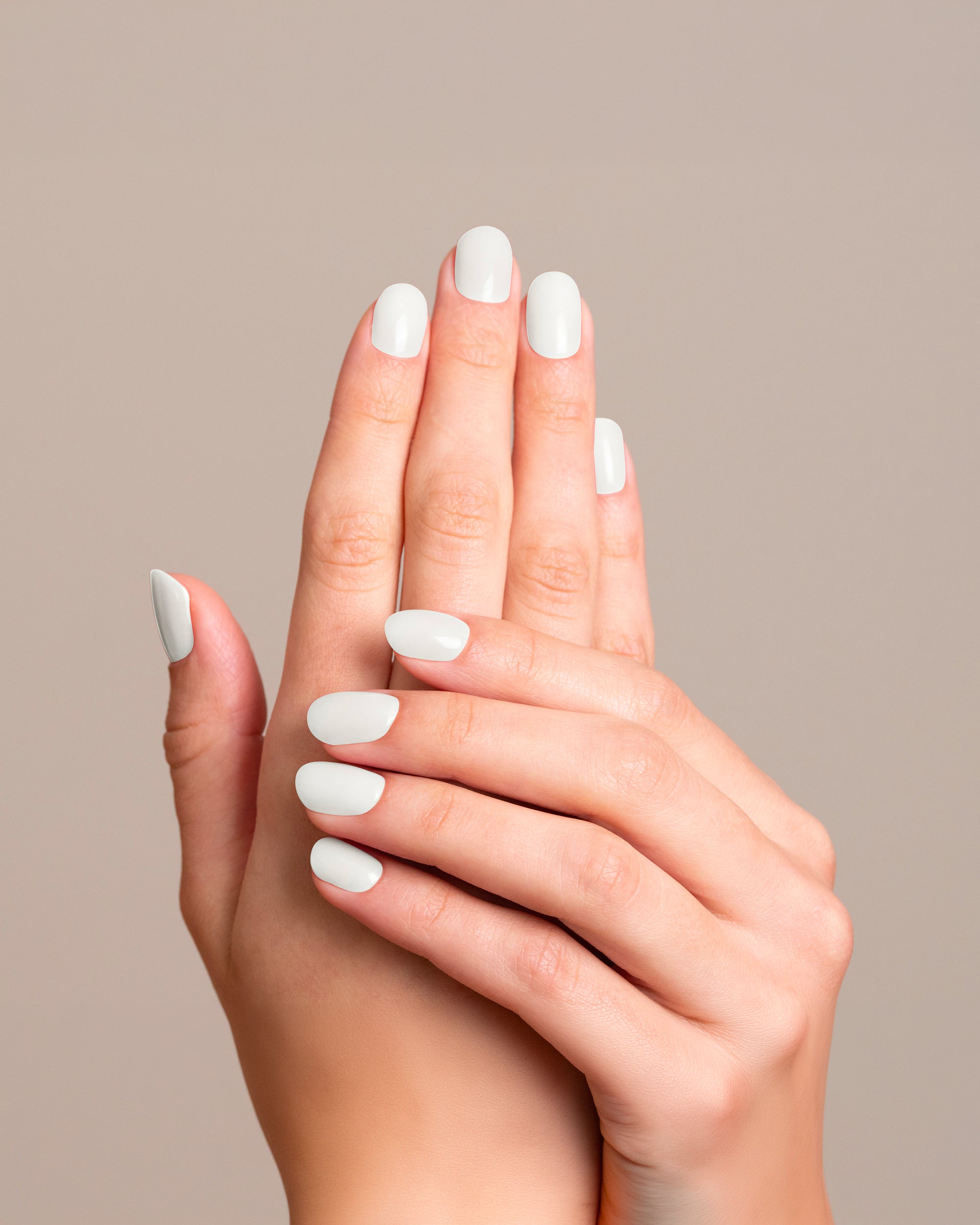 Mesauda Gelegant 102 COCONUT KISS smalto semipermanente applicato su unghie mano colore nude rosato