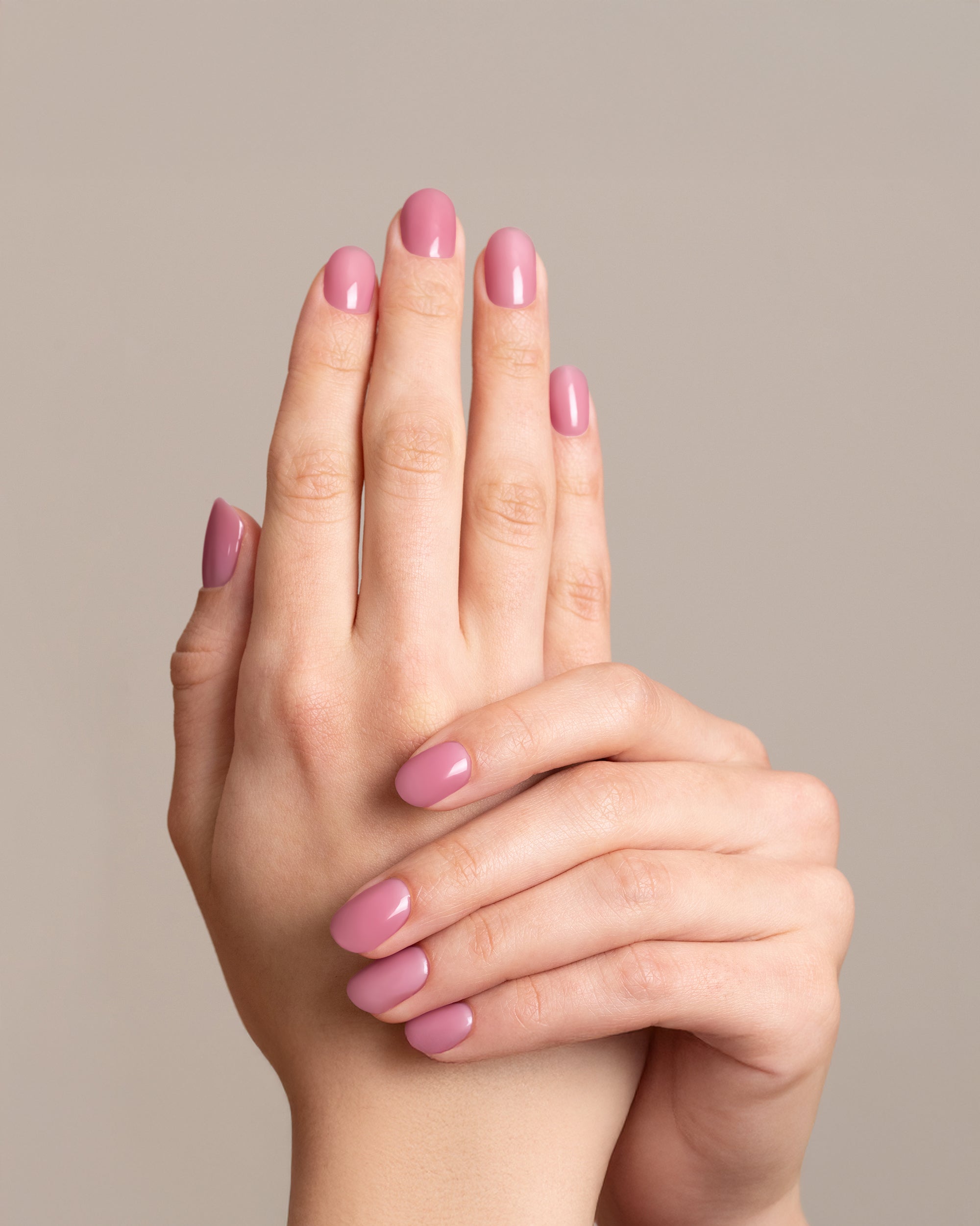Mesauda Gelegant 107 PETIT smalto semipermanente applicato su unghie mano colore nude rosato
