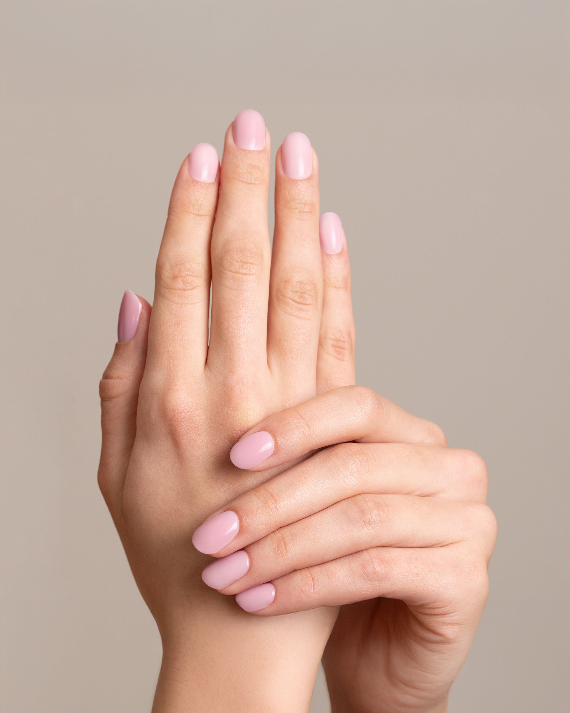 Mesauda Gelegant 113 CHERIÉ smalto semipermanente applicato su unghie mano colore nude rosato