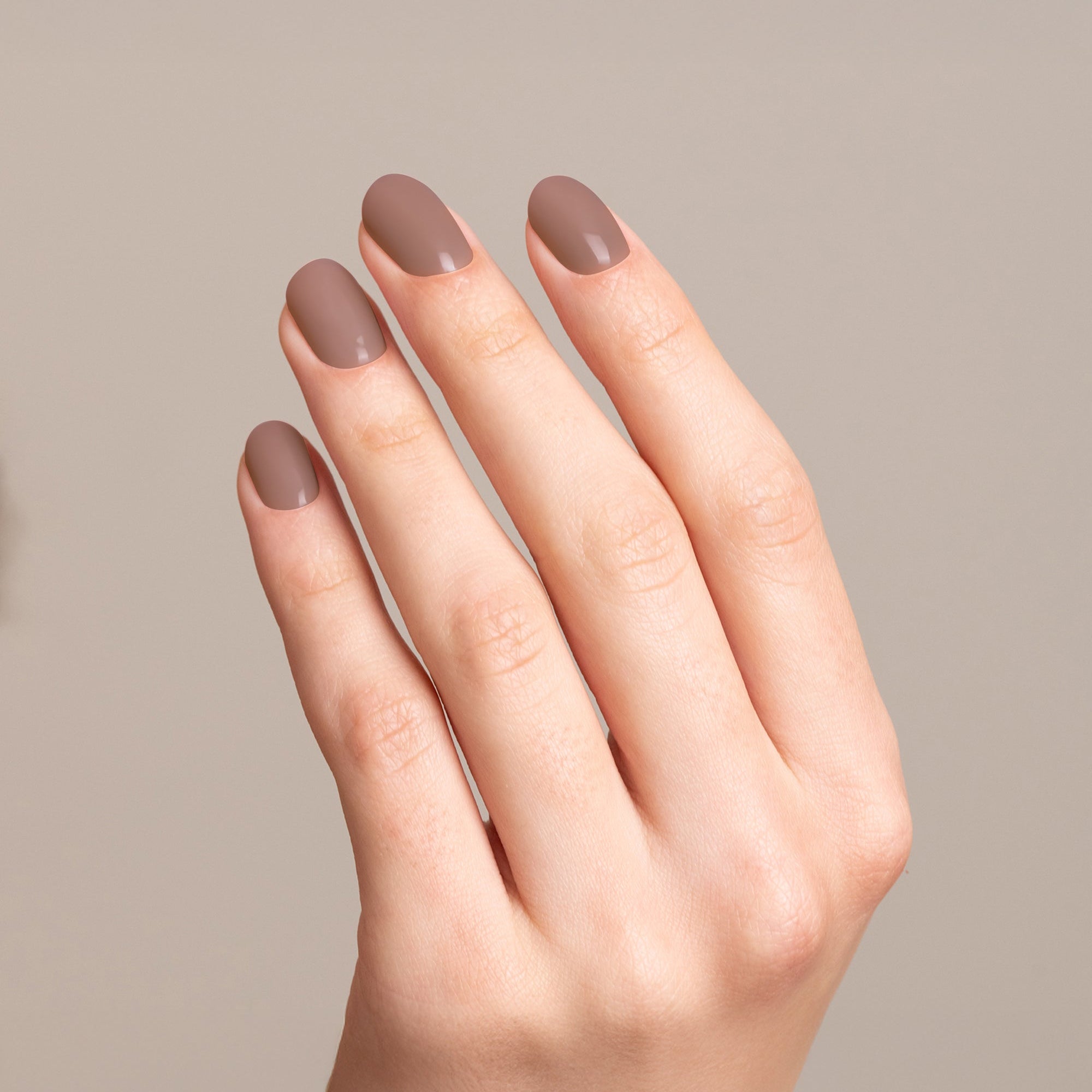 Mesauda Gelegant 308 SAND smalto semipermanente applicato su unghie mano colore nude