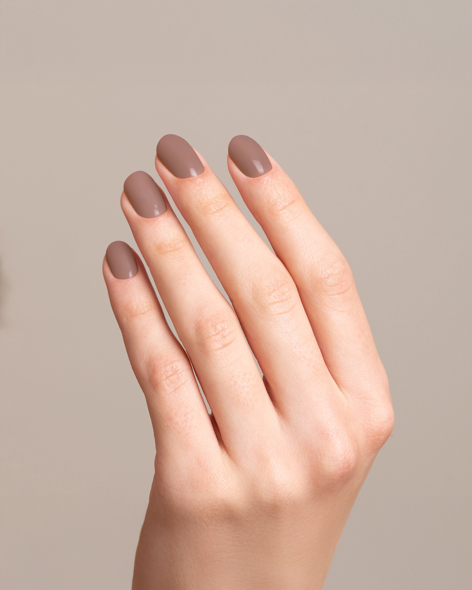 Mesauda Gelegant 308 SAND smalto semipermanente applicato su unghie mano colore nude