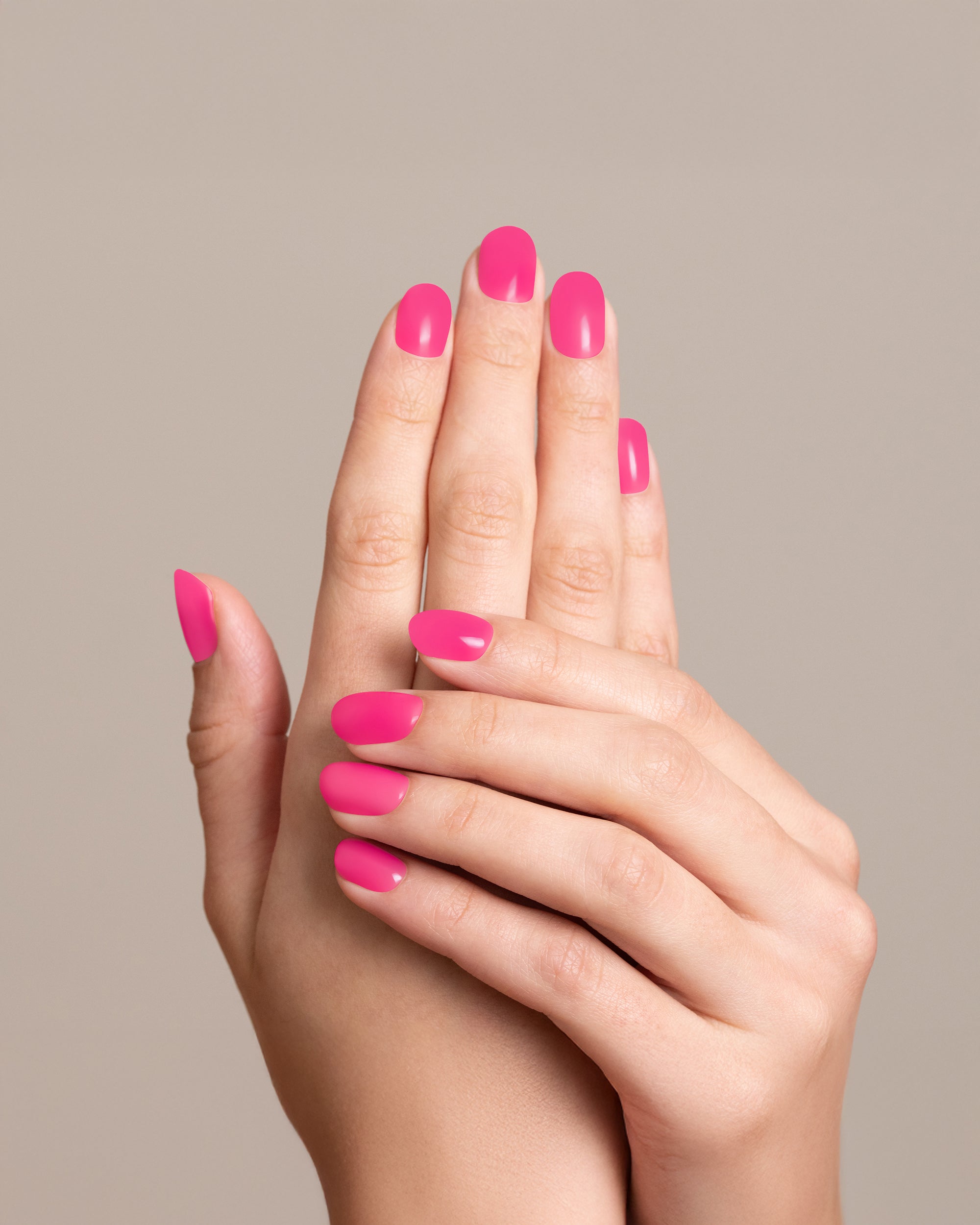 Mesauda Gelegant 405 FEMME FATAL smalto semipermanente applicato su unghie mano colore rosa intenso