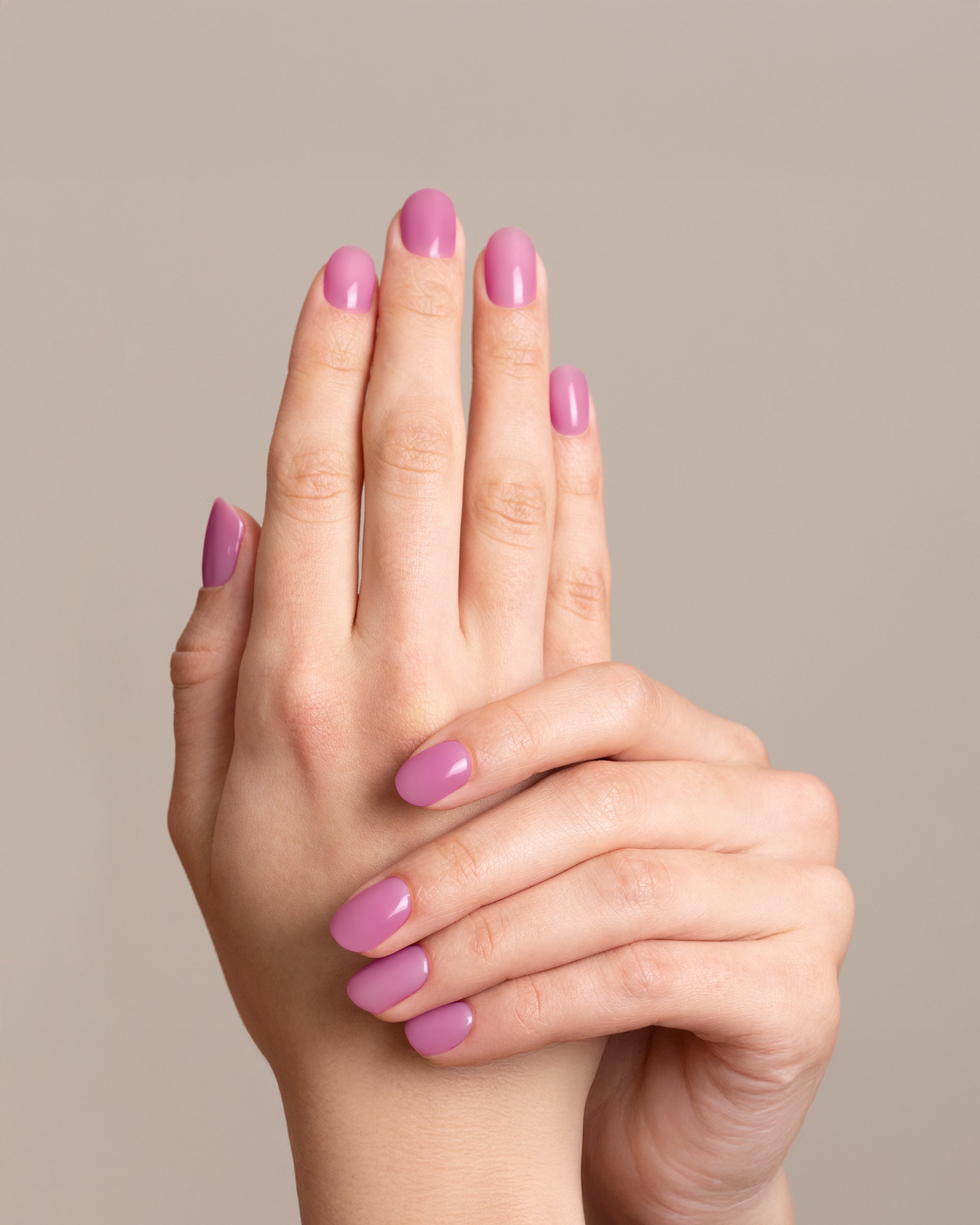 Mesauda Gelegant 413 REBEL smalto semipermanente applicato su unghie mano colore rosa intenso