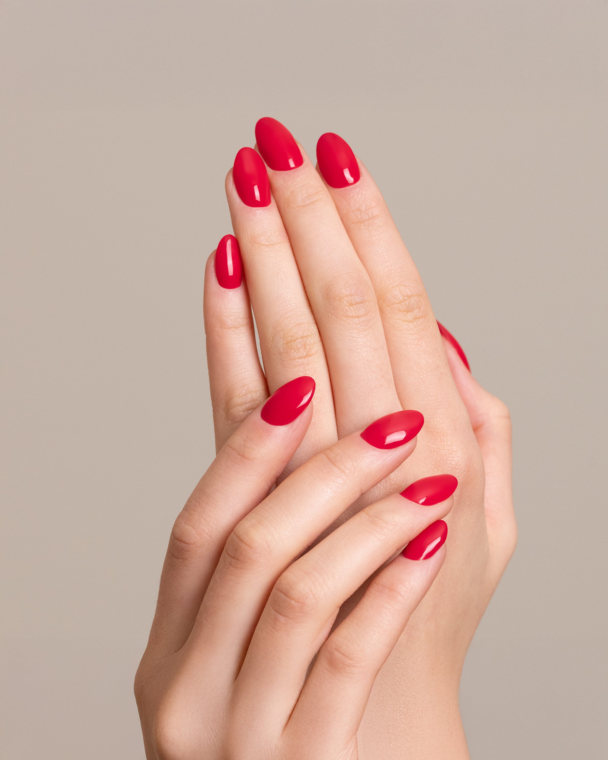 Mesauda Gelegant 515 PURE RED smalto semipermanente applicato su unghie mano colore rosso