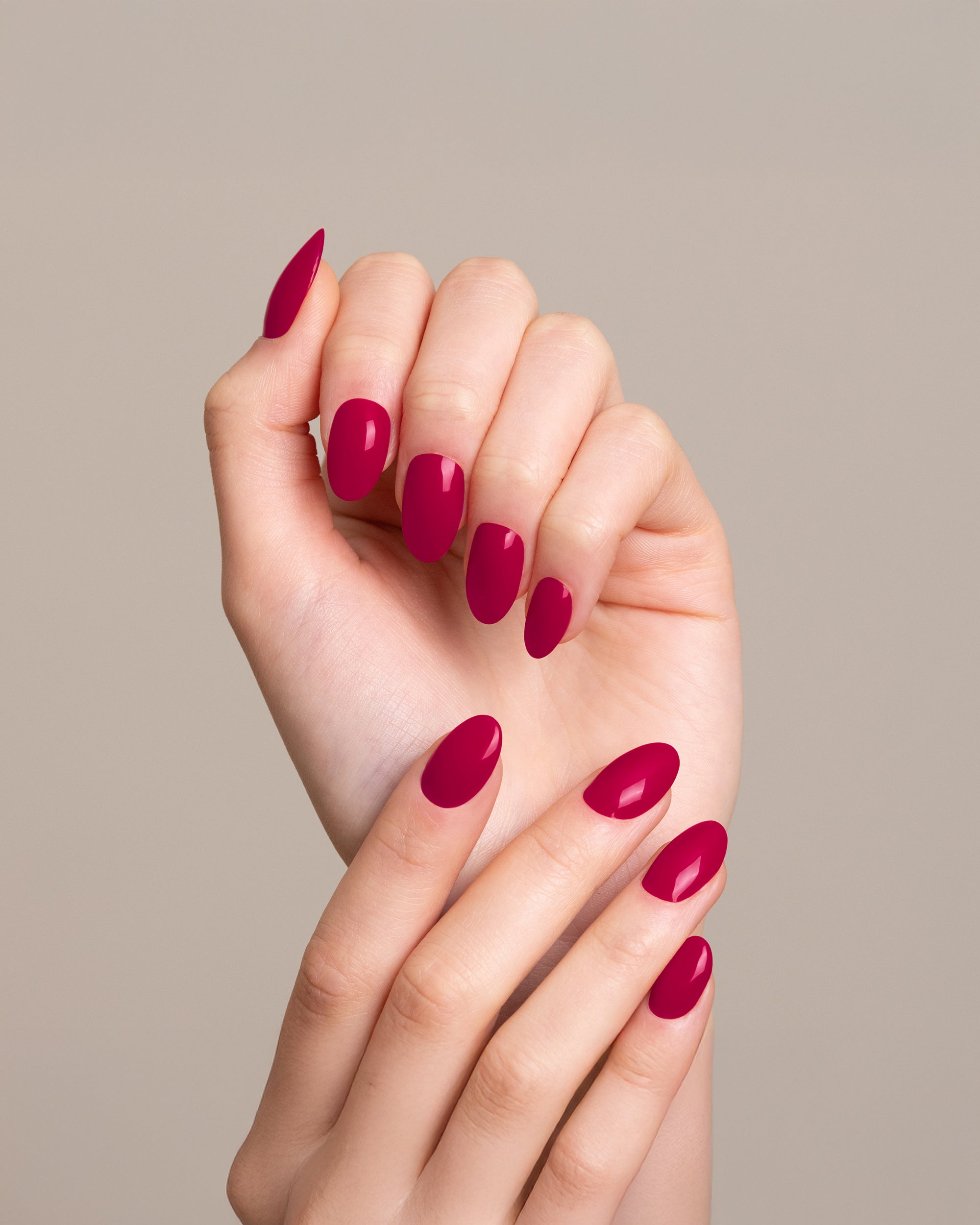 Mesauda Gelegant 606 CHERRY ON TOP smalto semipermanente applicato su unghie mano colore bordeaux