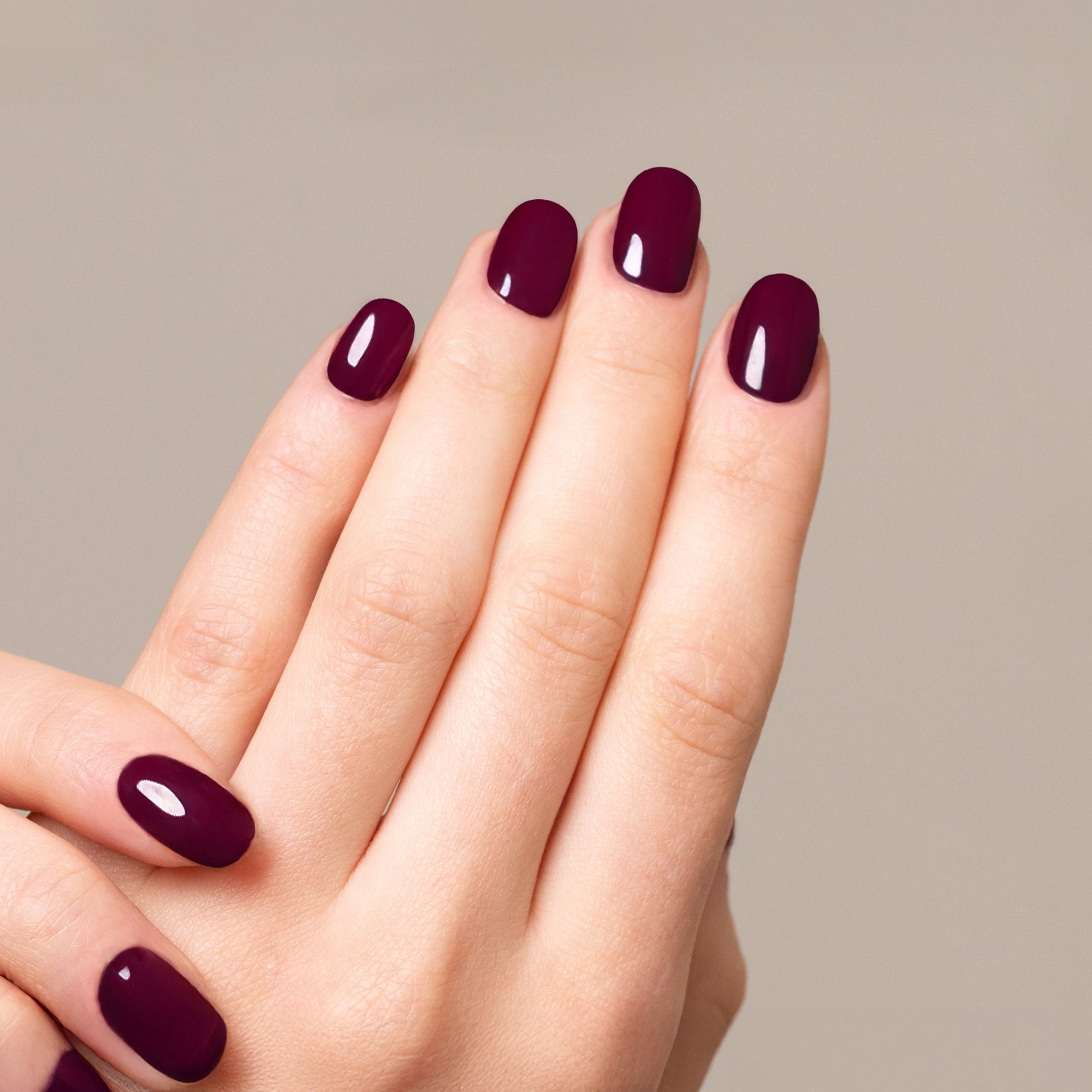 Mesauda Gelegant 615 ROUGE NOIR smalto semipermanente applicato su unghie mano colore rosso