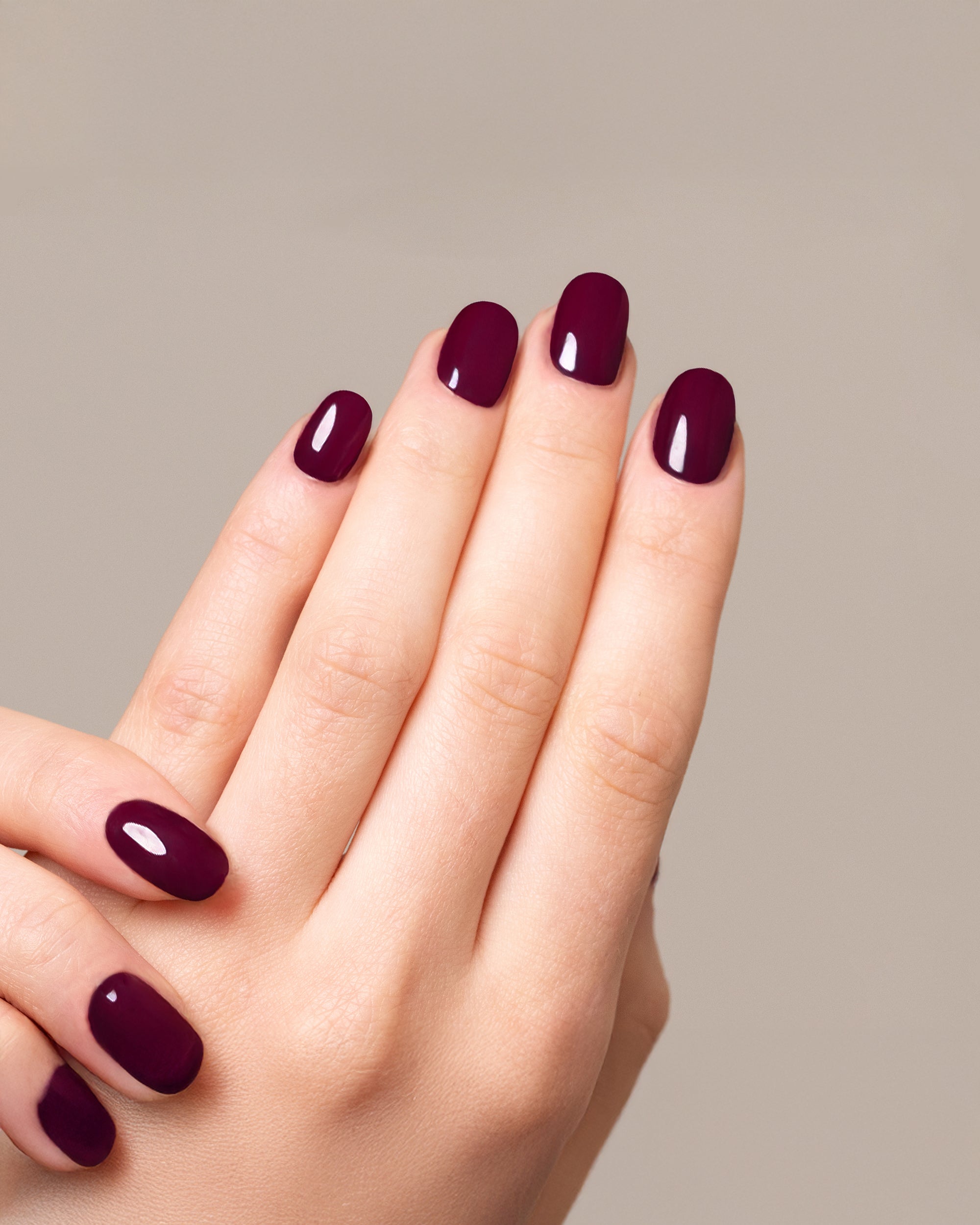 Mesauda Gelegant 615 ROUGE NOIR smalto semipermanente applicato su unghie mano colore rosso