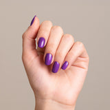 Mesauda Gelegant 701 ULTRAVIOLET smalto semipermanente applicato su unghie mano colore viola
