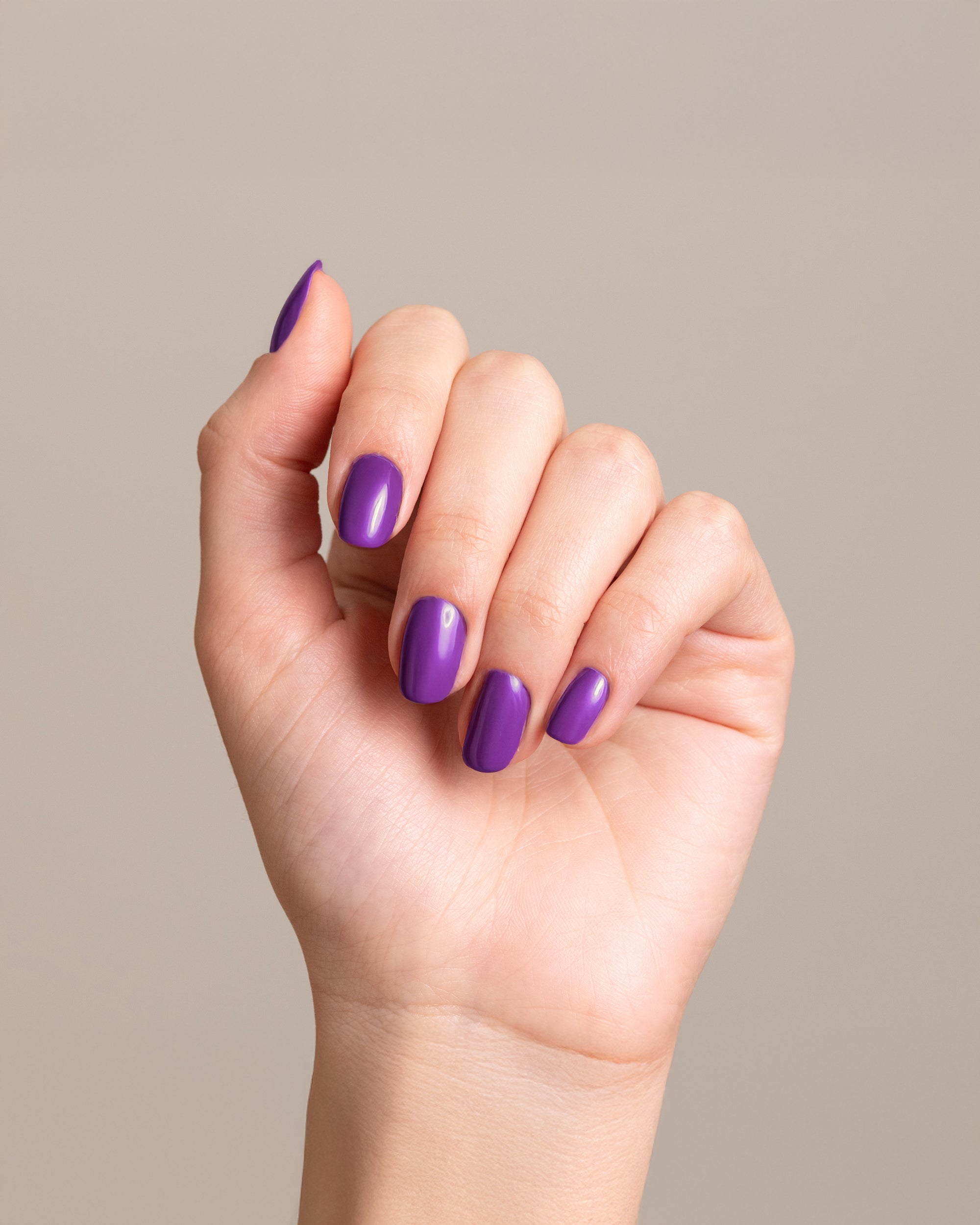 Mesauda Gelegant 701 ULTRAVIOLET smalto semipermanente applicato su unghie mano colore viola