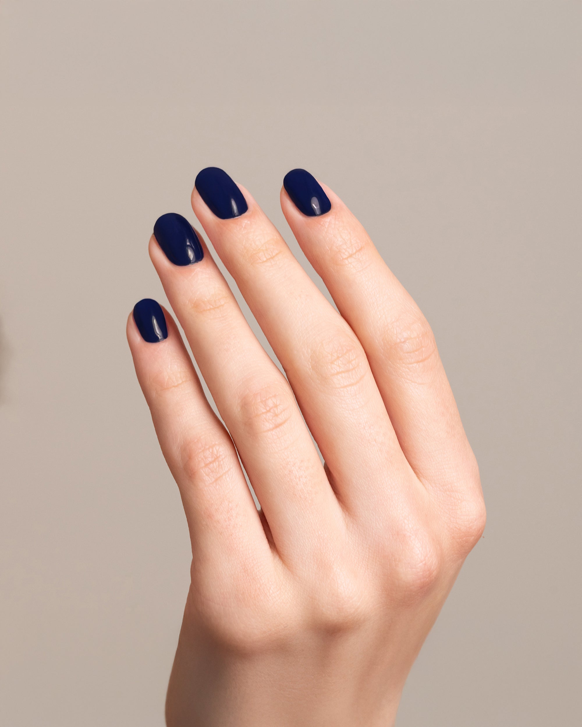 Mesauda Gelegant 715 MIDNIGHT smalto semipermanente applicato su unghie mano colore blu