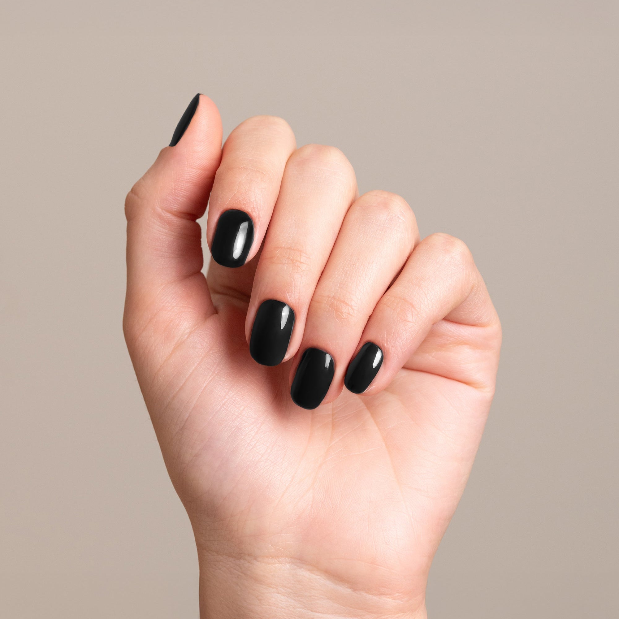 Mesauda Gelegant 801 BLACK OUT smalto semipermanente applicato su unghie mano colore nero