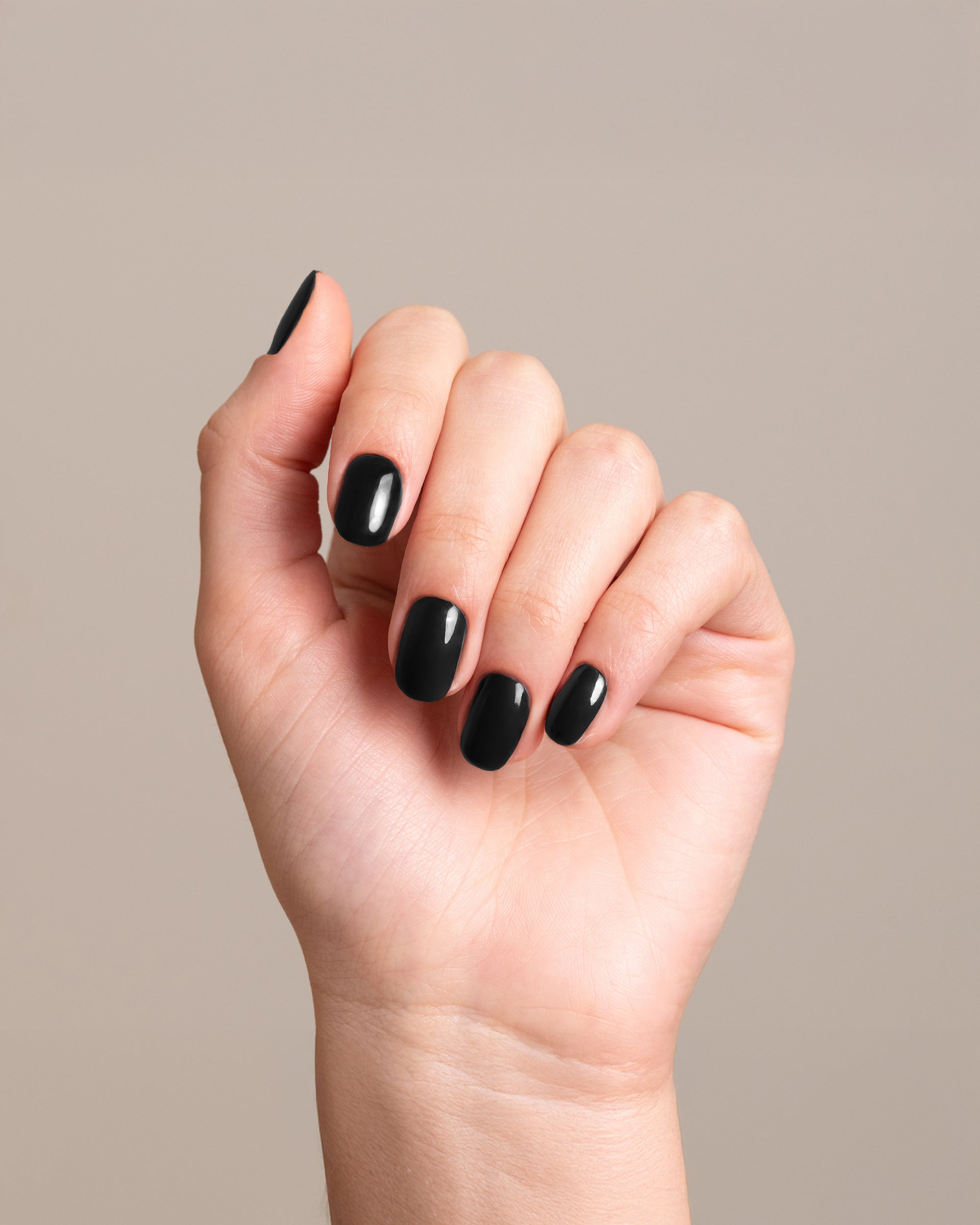 Mesauda Gelegant 801 BLACK OUT smalto semipermanente applicato su unghie mano colore nero