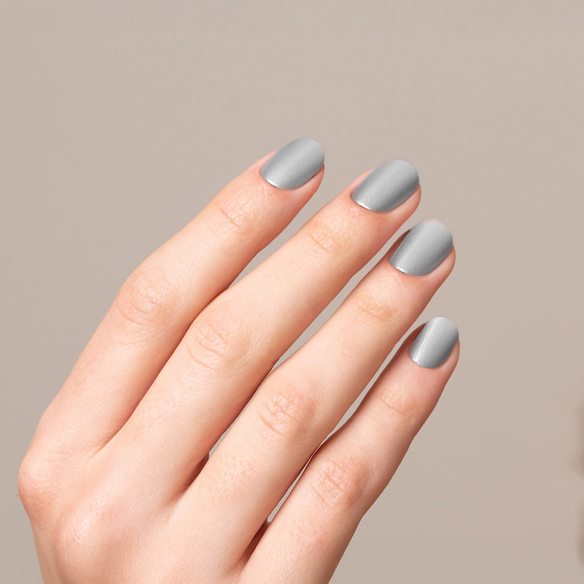 Mesauda Gelegant 814 SILVER smalto semipermanente applicato su unghie mano colore grigio