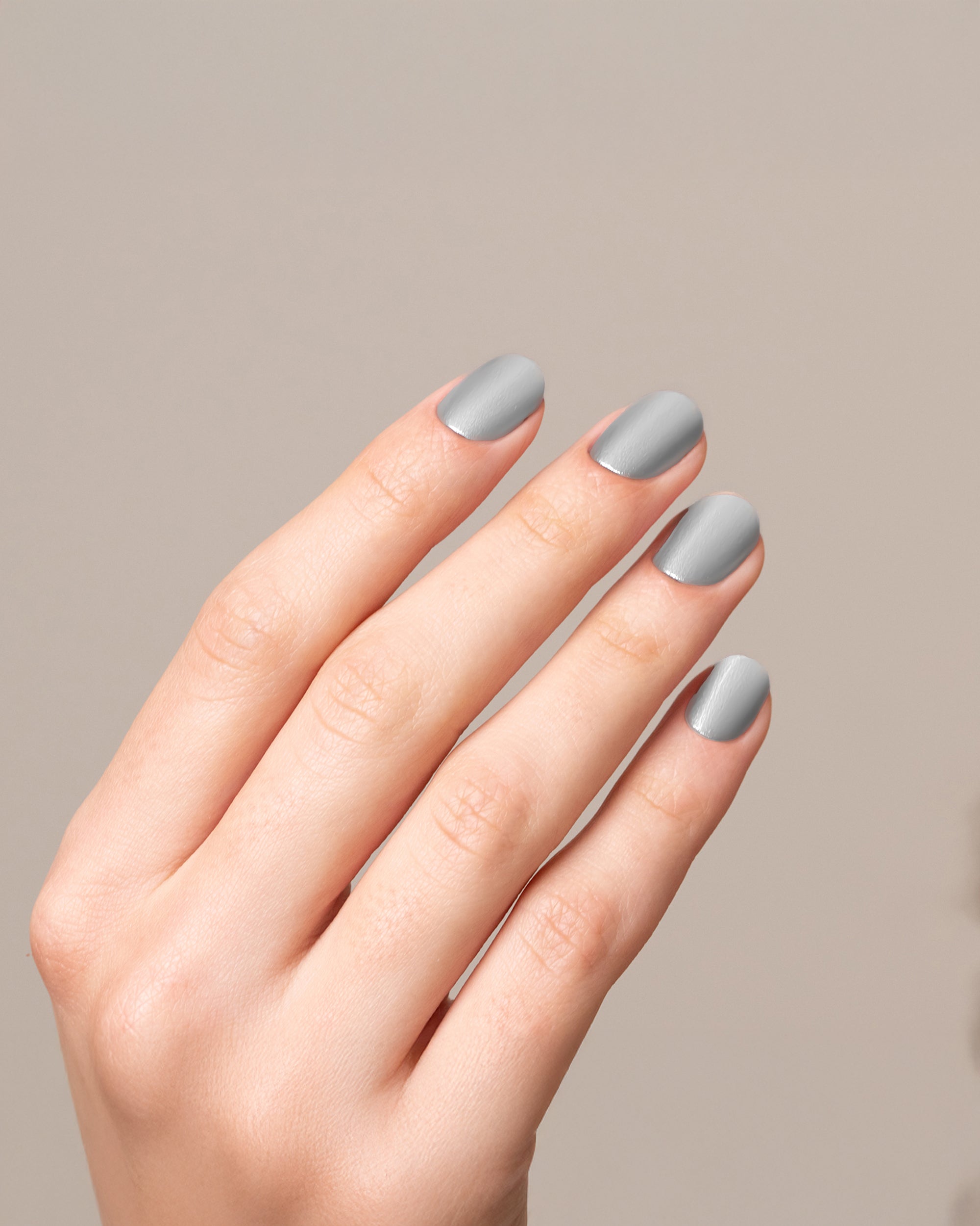 Mesauda Gelegant 814 SILVER smalto semipermanente applicato su unghie mano colore grigio
